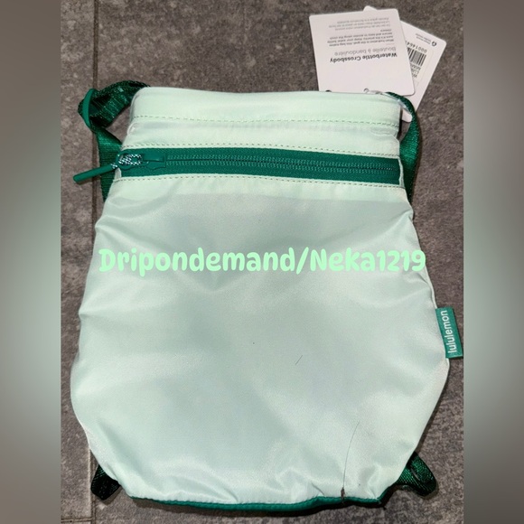 Lululemon Water Bottle Crossbody Bag 2.5L- Mint Moment/Emerald Ice - Picture 4 of 8